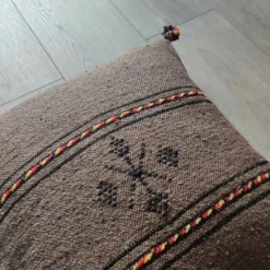 Coussin berbère marron à pompon en coton
