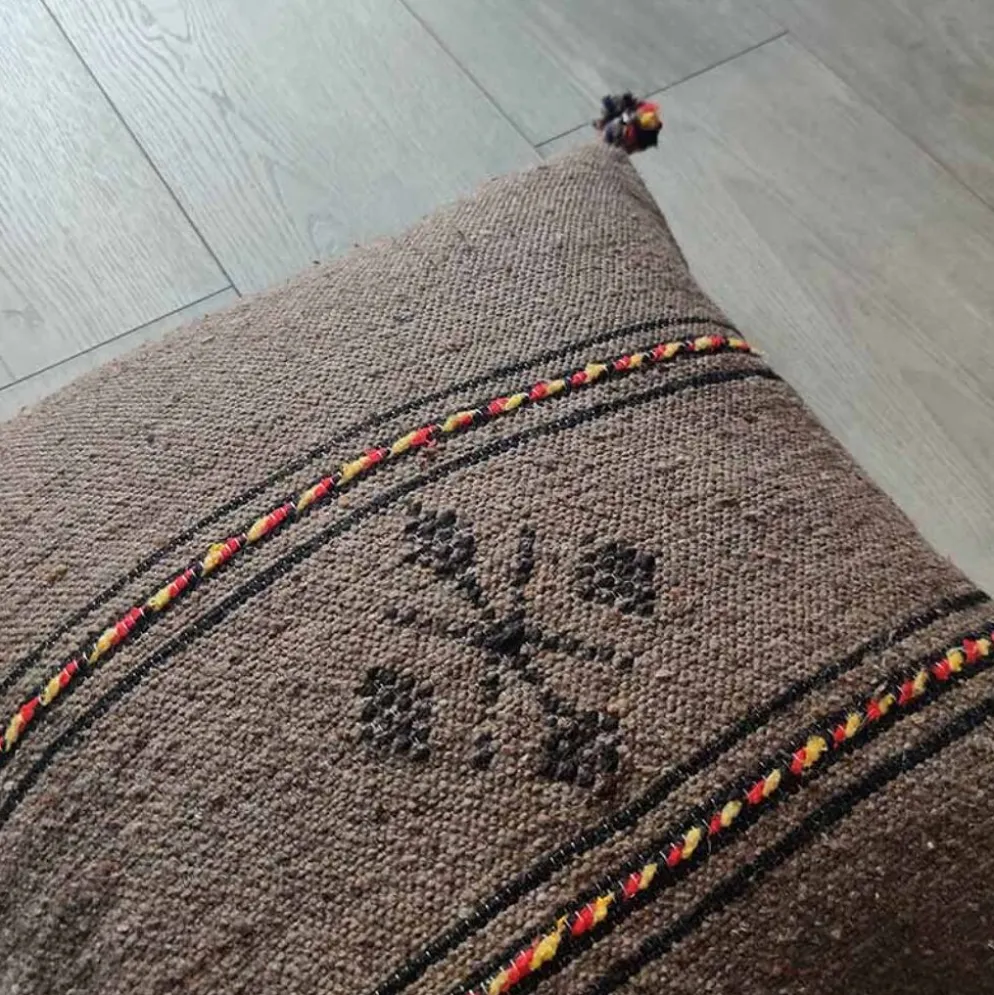 Coussin berbère marron à pompon en coton