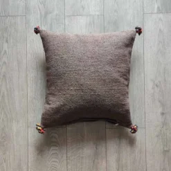 Coussin berbère marron à pompon en coton