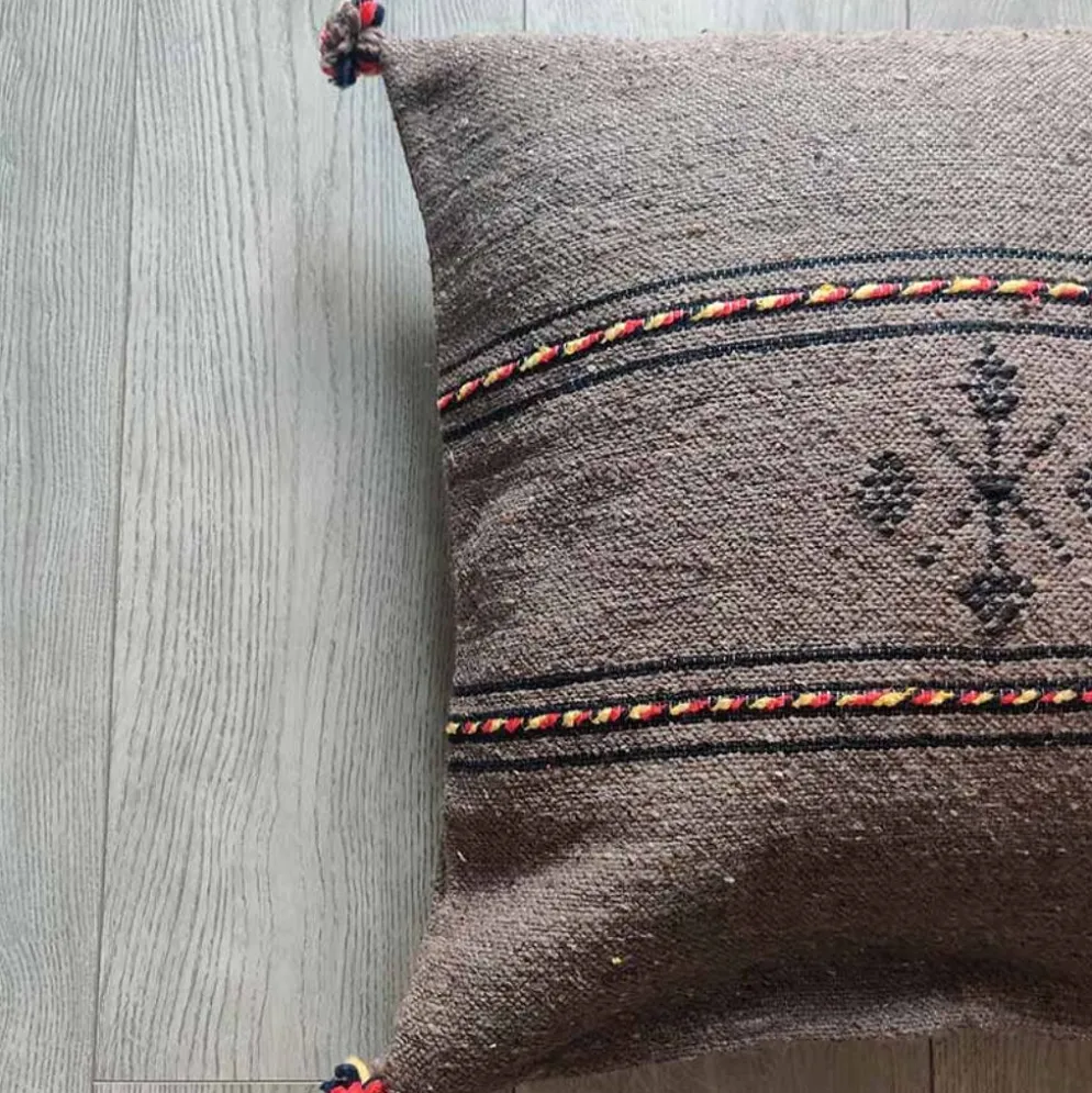 Coussin berbère marron à pompon en coton