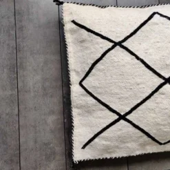 Coussin berbère noir et blanc kilim