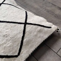 Coussin berbère noir et blanc kilim