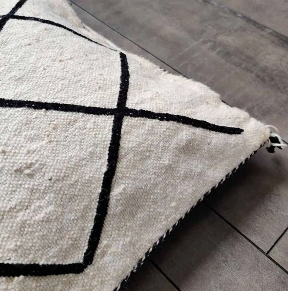 Coussin berbère noir et blanc kilim