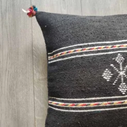 Coussin berbère noir à pompon en coton