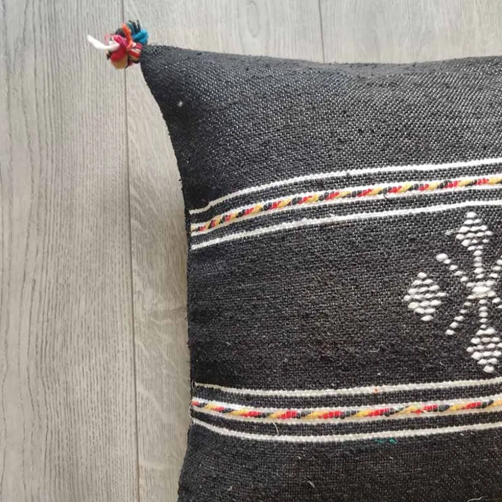 Coussin berbère noir à pompon en coton