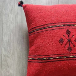 Coussin berbère rouge à pompon en coton