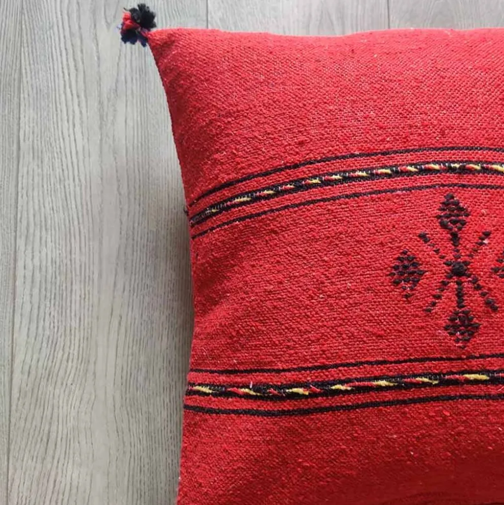 Coussin berbère rouge à pompon en coton