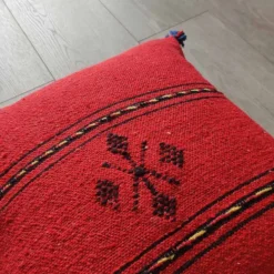 Coussin berbère rouge à pompon en coton