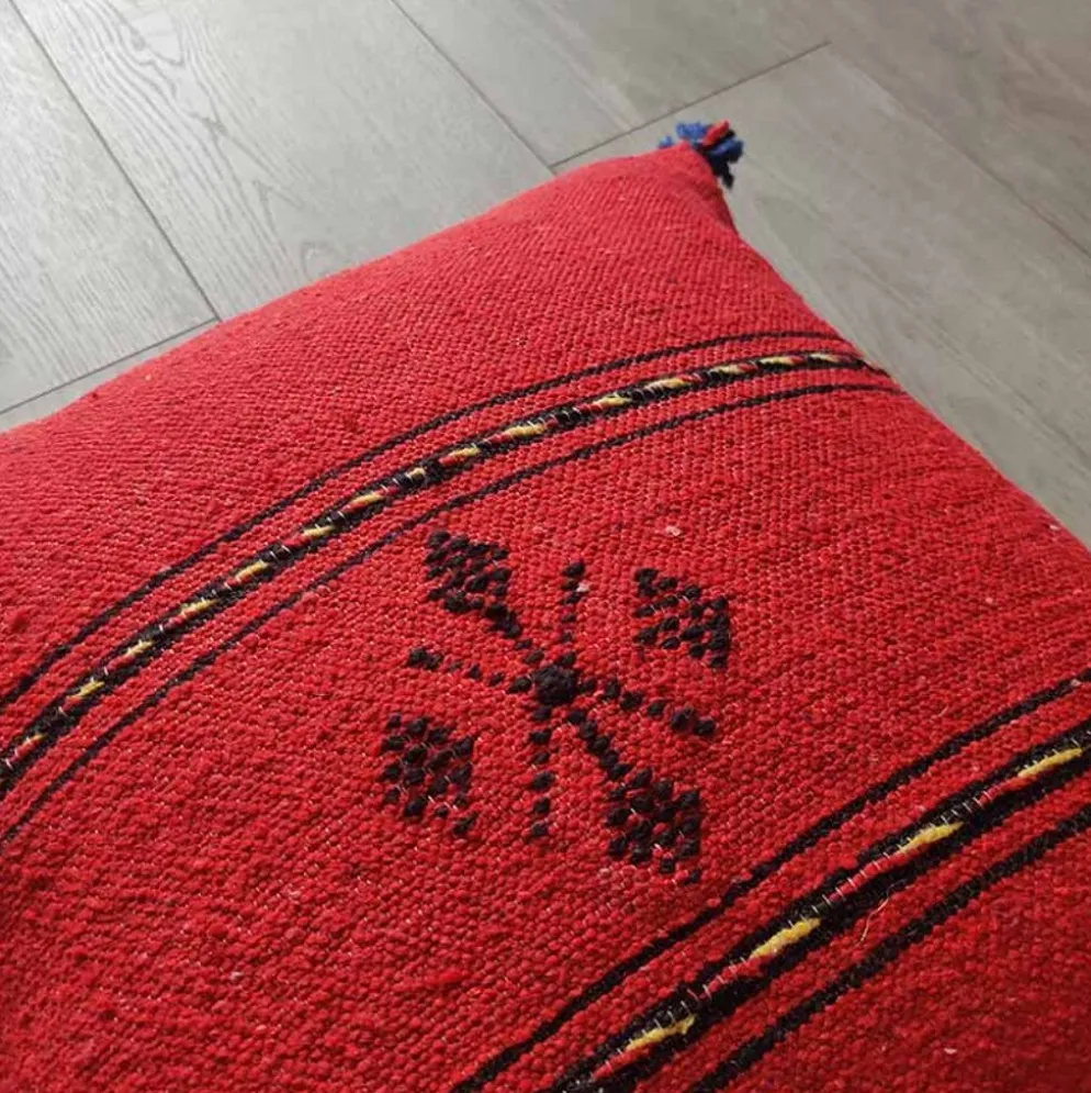 Coussin berbère rouge à pompon en coton