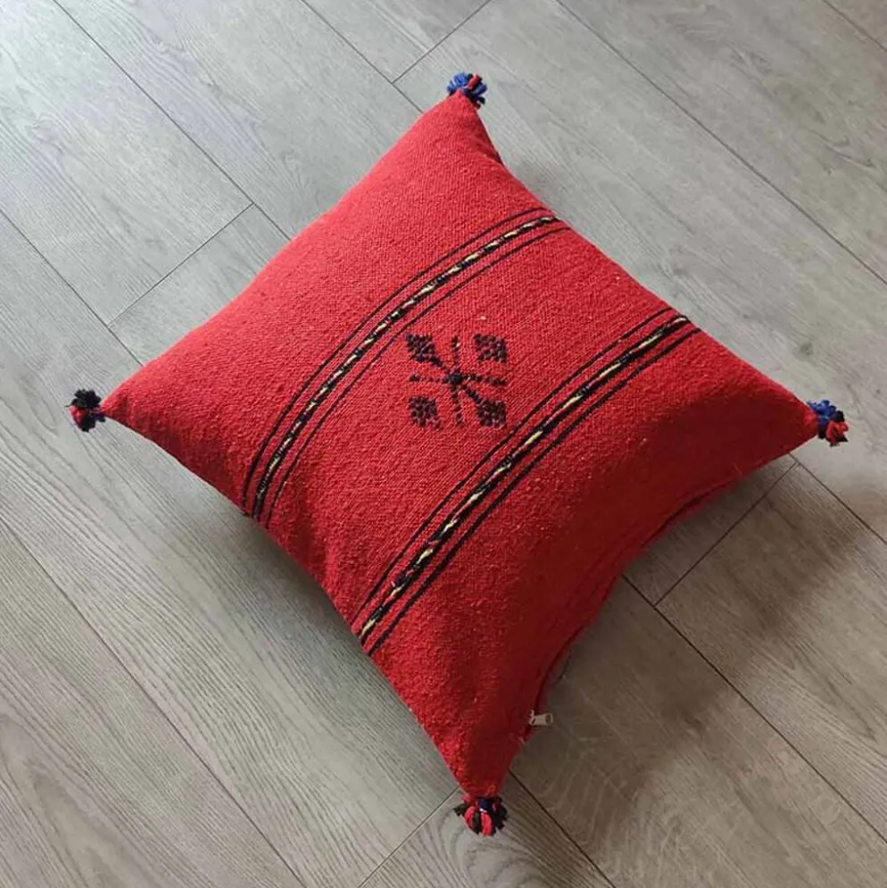 Coussin berbère rouge à pompon en coton