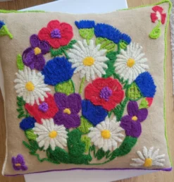Coussin brodé vintage