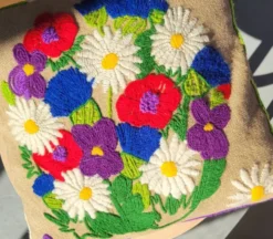 Coussin brodé vintage