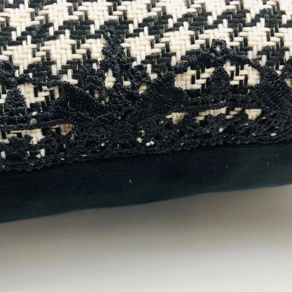Coussin carré, Housse et Insert, Noir et blanc. Modèle « Tatiana »