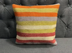 Coussin en laine turque rayé