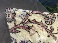 Coussin en tapis vintage fait main