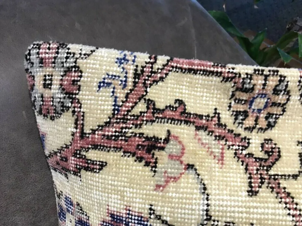 Coussin en tapis vintage fait main