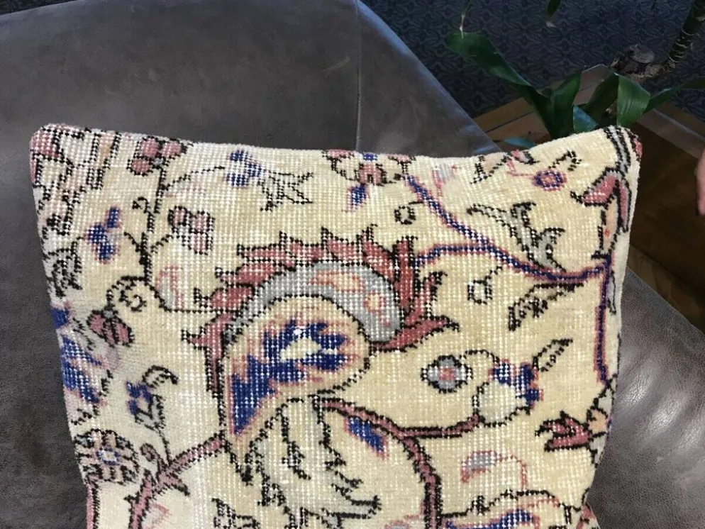 Coussin en tapis vintage fait main
