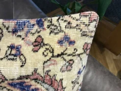 Coussin en tapis vintage fait main