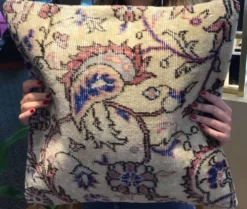 Coussin en tapis vintage fait main