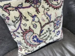 Coussin en tapis vintage fait main