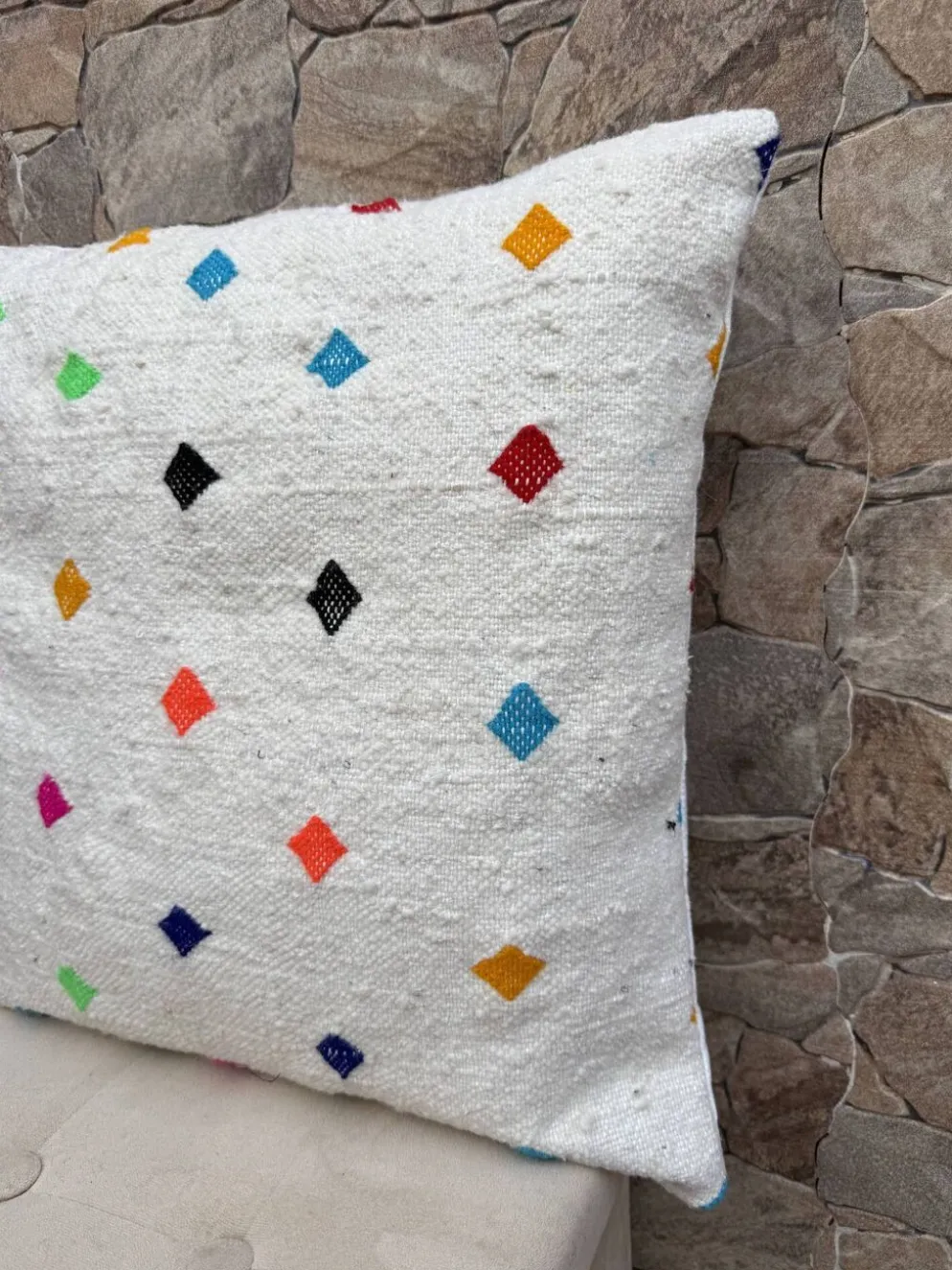 Coussin Kilim en laine berbère fait main : Coussin de sol marocain
