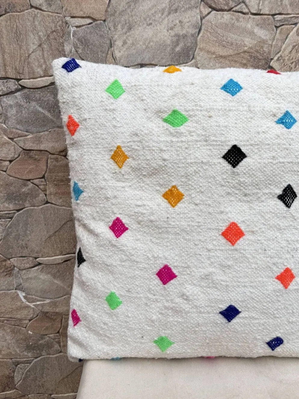 Coussin Kilim en laine berbère fait main : Coussin de sol marocain