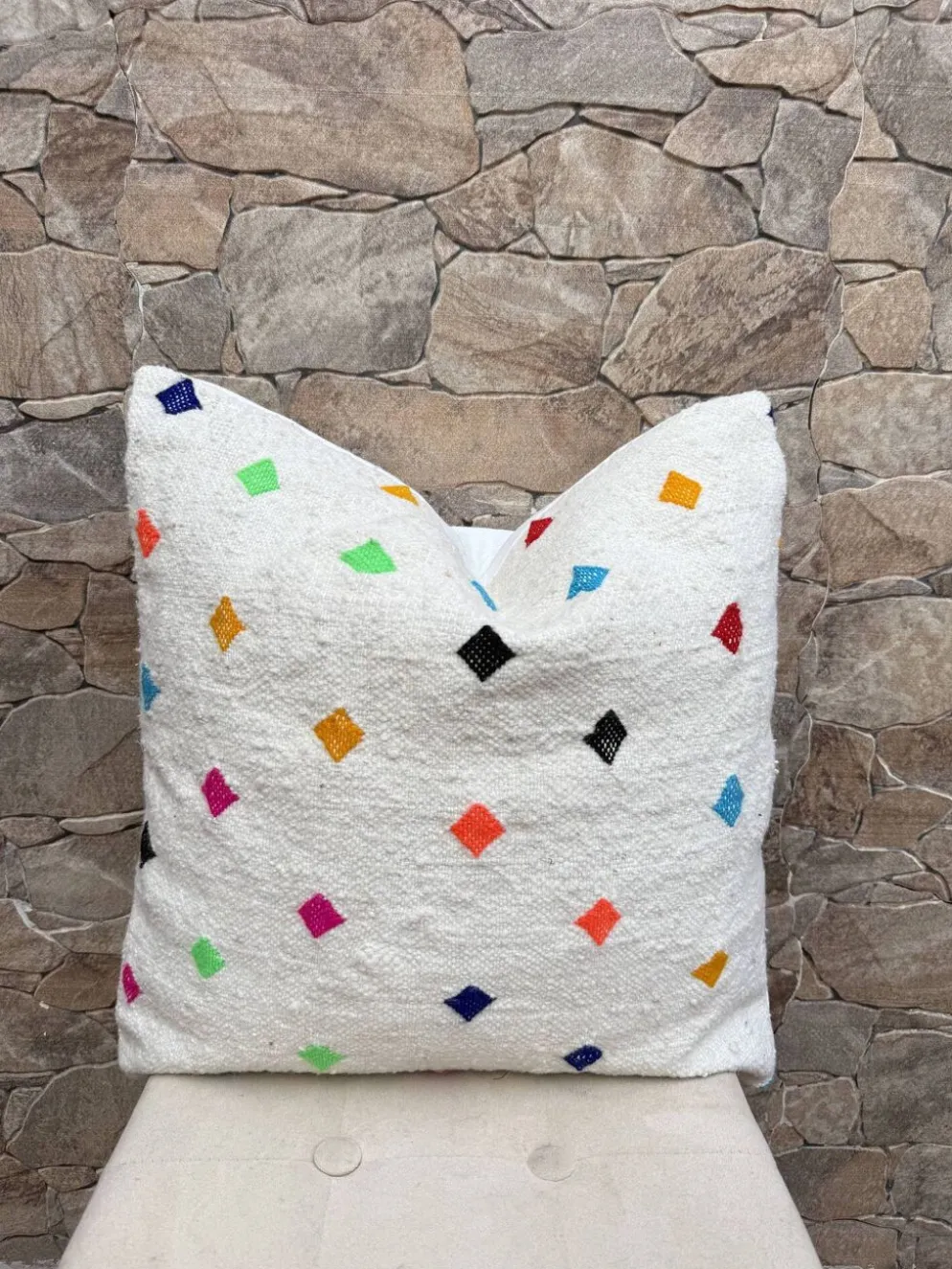 Coussin Kilim en laine berbère fait main : Coussin de sol marocain