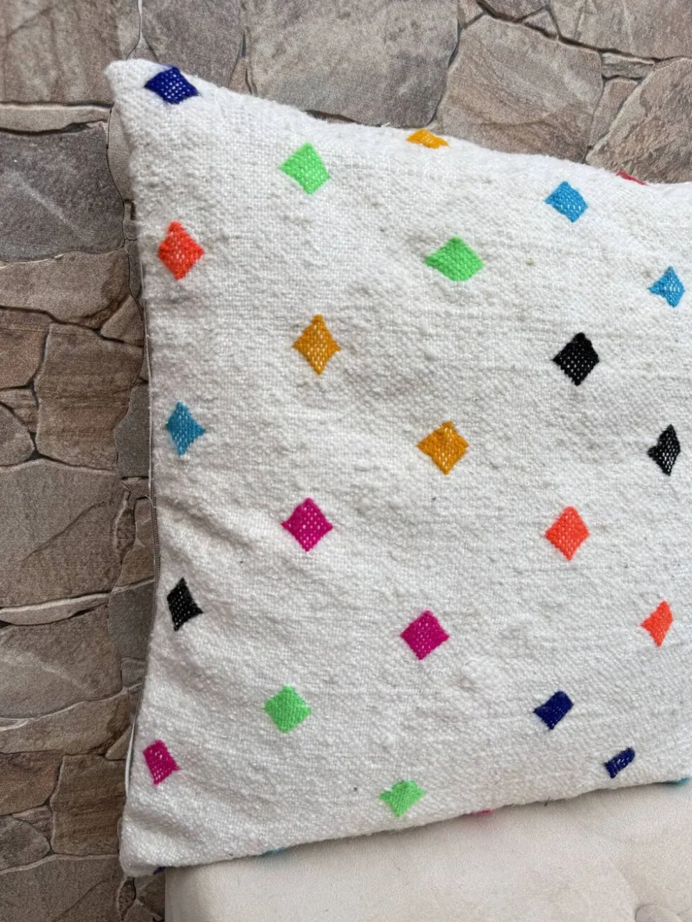 Coussin Kilim en laine berbère fait main : Coussin de sol marocain