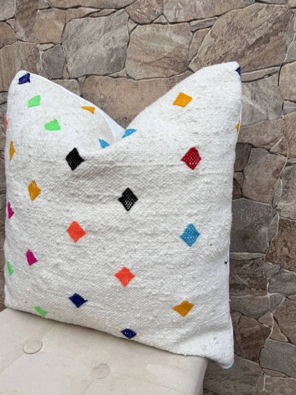 Coussin Kilim en laine berbère fait main : Coussin de sol marocain