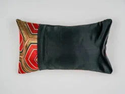 Coussin lombaire hexagonal vermillon Kikkō Vanguard — noir, rouge et or