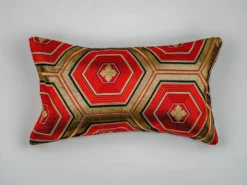 Coussin lombaire hexagonal vermillon Kikkō Vanguard — noir, rouge et or