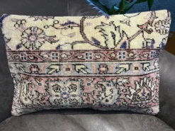 Coussin lombaire vintage décoloré avec fleurs 40x60cm