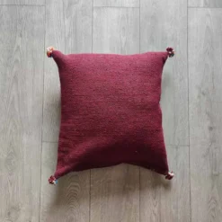 Coussin marocain bordeaux à pompon en coton