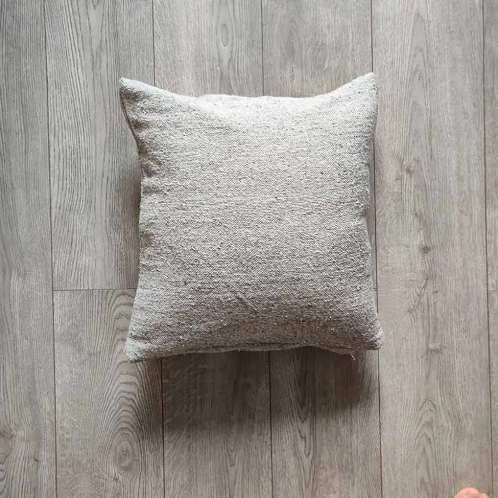 Coussin marocain gris clair fait main en coton