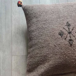 Coussin marocain marron à pompon en coton