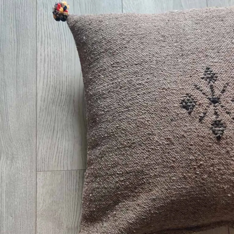 Coussin marocain marron à pompon en coton