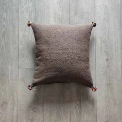 Coussin marocain marron à pompon en coton