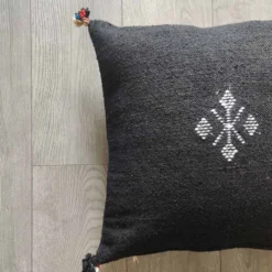 Coussin marocain noir à pompon en coton