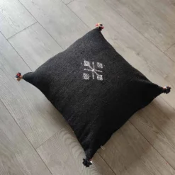 Coussin marocain noir à pompon en coton