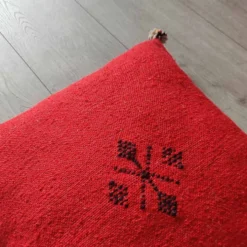 Coussin marocain rouge à pompon en coton