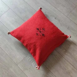 Coussin marocain rouge à pompon en coton