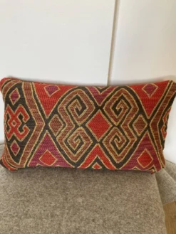 Coussin motif ethnique rouge doré