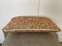 Coussin orange bouclette