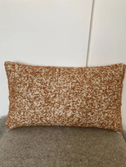 Coussin orange bouclette