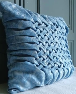 Coussin plissé drapé en tissu satiné, France vers 1970