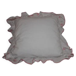 Coussin vintage blanc en lin à volant motif roses, charme romantique 50x50 cm