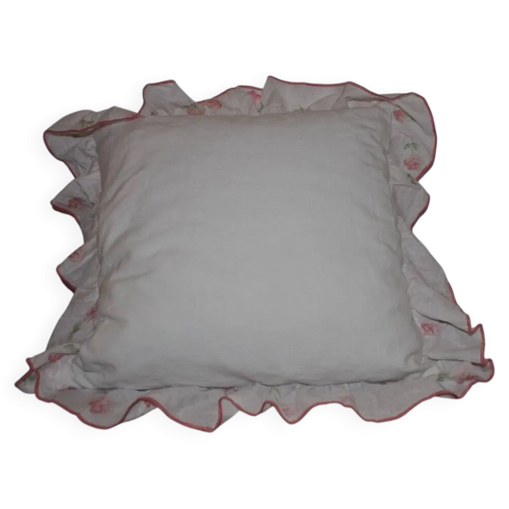 Coussin vintage blanc en lin à volant motif roses, charme romantique 50x50 cm