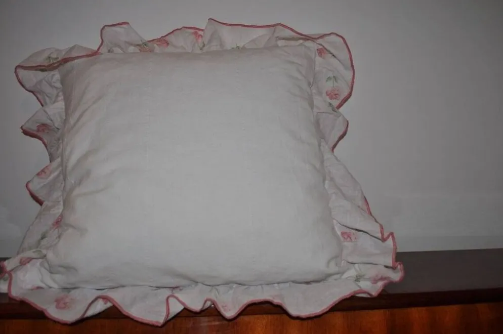 Coussin vintage blanc en lin à volant motif roses, charme romantique 50x50 cm
