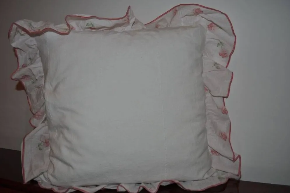 Coussin vintage blanc en lin à volant motif roses, charme romantique 50x50 cm