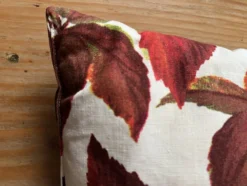 Coussin vintage motif feuilles de vigne vierge